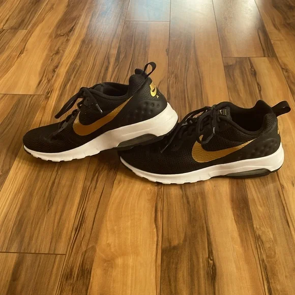 LN Nike Air Max Motion LW Black & Metallic Gold size 10 - Picture 4 of 8